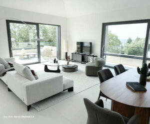 Interieur d'exception et haut de gamme avec vue panoramique en arrière plan.